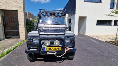 2.5p Landrover Defender 4x4 expedition car 