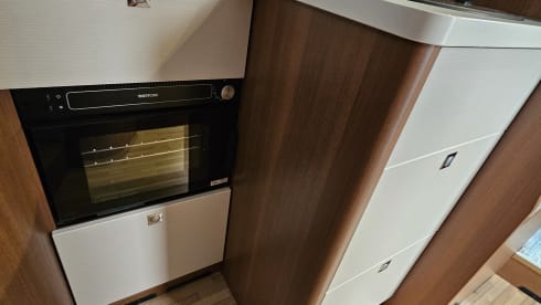 Bertha – Very Luxury, 2 or 4 person LMC semi-integral camper (automatic)