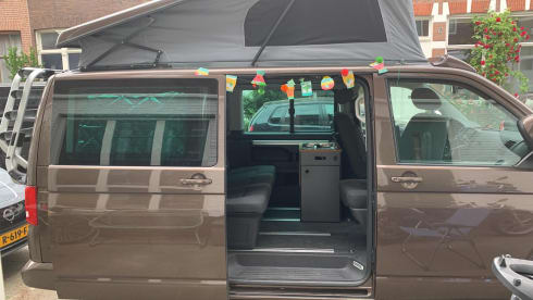Bruintje – 4p Volkswagen campervan uit 2013