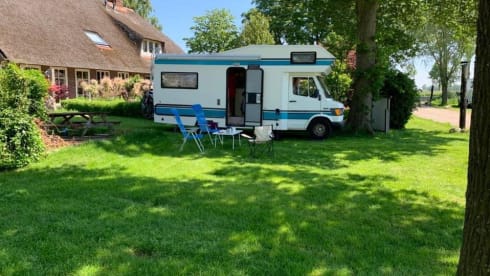 Dolly – Luxury retro '87 Mercedes on LPG / petrol