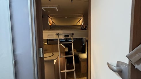 Making Memories 3 – 4persoons Ford Carado T447 half integraal uit 2025 met een Hefbed