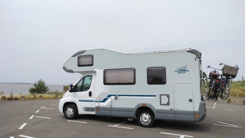Vinny – Go on an adventure with our 6-person Camper - Ready for your trip!"