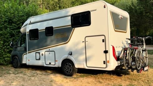 RV Camper – Nieuwe, luxueus ingerichte 4-persoonscamper