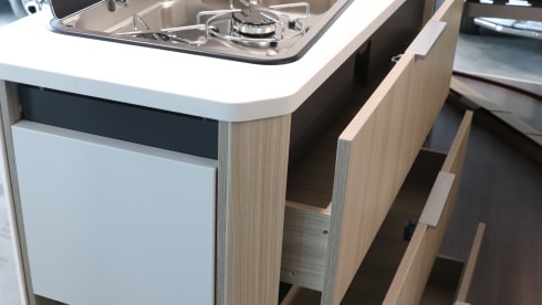 Roadhouse camperverhuur naam Surfer House – New Adria Mobil 2023 bus camper