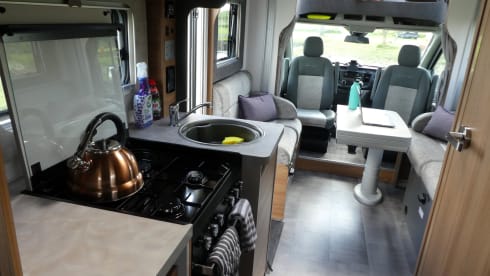 Poppy – Poppy - Luxury 4 Berth, Automatic Motorhome 