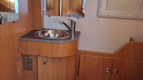 Happy Travels – Spacious luxury 4-pax camper