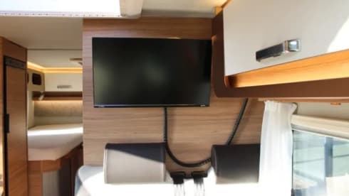 Roxi – Beautiful, luxury Dethleffs semi-integrated camper (4p) from 2021 (incl. Maxx fan!)
