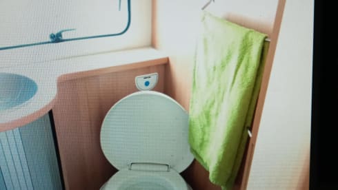 Happy Tour – 6 person Ahorn family camper Alcove 2018 with fixed beds LAST MINUTE