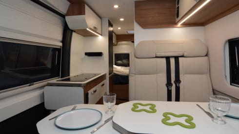 Black Beauty – Luxury Pilote bus camper for 2 persons