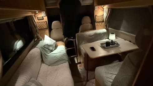 Peugeot-Alkoven mit 5 Schlafplätzen aus dem Jahr 2010