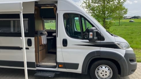 Heunie 1 – Beautiful camper van from 2017 with 2 lengthways beds