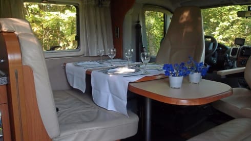 With this sporty camper the journey is the goal.