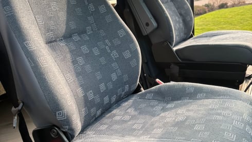 Bennie Benz – 2p Mercedes-Benz campervan uit 2003