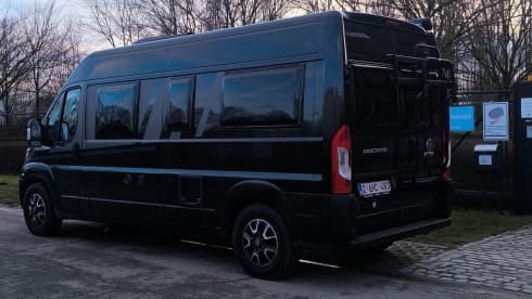 Zwarte camperbus – 2p Carado bus uit 2025