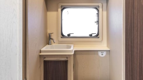 Super camper with 5 fixed beds! 2023