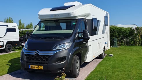 Enjoy our compact, young and luxurious camper (2021)