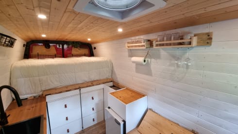 Firefly – The bus camper with a large comfy bed & easy to drive