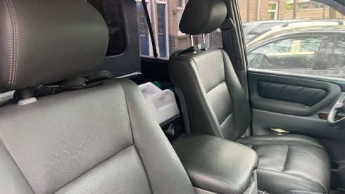The Beast – Toyota Land Cruiser 100 series with roof tent