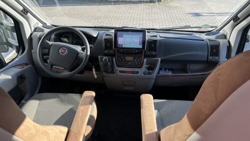 Sjors – Fiat Ducato Dethleffs Queens bed