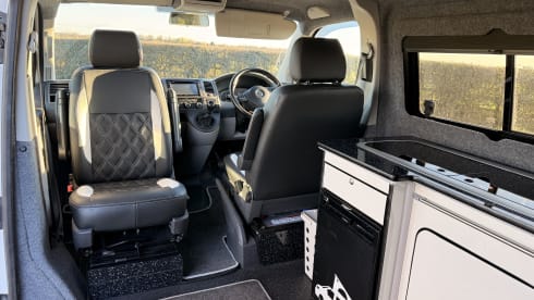 Bobby – Volkswagen campervan met 4 slaapplaatsen uit 2015