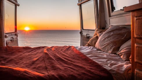 Selma – Unique army bus and off grid camper