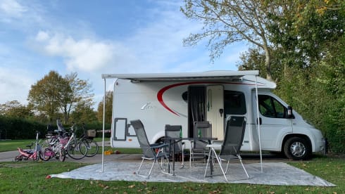 De Ixeo – Neat complete family camper for rent Burstner Ixeo