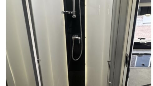 TRAVELKEES De Ruimste camper op de markt nu nieuw in de verhuur!  – Nieuw in de verhuur! Chauson 640 titanium premium nagenoeg nieuw! 