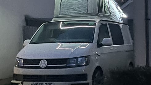 Freddie – 4 berth Volkswagen campervan from 2018 (Air con & Diesel heater)