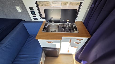Blauw plezier – 2-person Peugeot Campervan | With new interior 2024