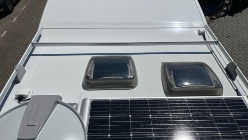 Fully and very luxuriously equipped 2 persons (max 3) Adria Matrix Suprème