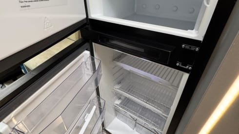 Chausson 758 – 5-person luxury camper with barbecue and outdoor shower 