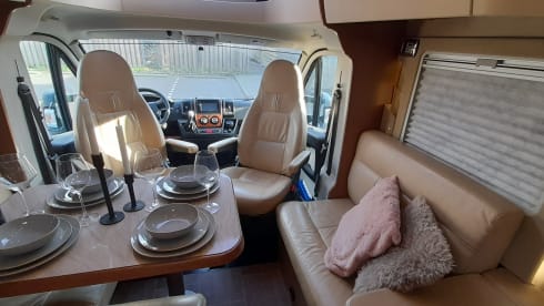 Luxury motorhome 4 persons automatic.