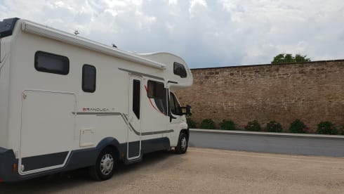 Very complete luxury mobile home ready for flexible travel.