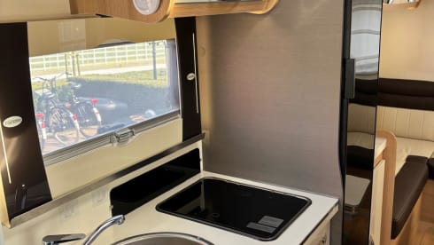 Compact luxury 4 pers. camper 2021 with lots of living space. Euro6 / 140hp 