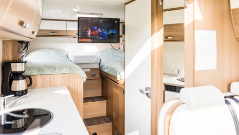Young luxury 3p camper with automatic transmission Fiat Carado T337 semi-integrated 
