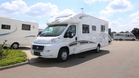 McLouis Sovereign 78 – Very luxurious, modern 5-person camper, freedom with real comfort