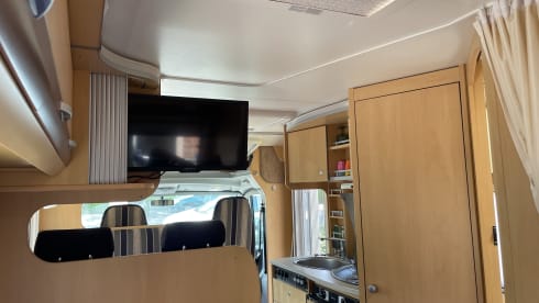 3p. Compact, complete and comfortable Sunroof Dethleffs semi-integrated.