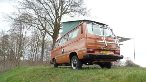 Choco! – Chocolate! Retro holiday bus for the ultimate road trip!