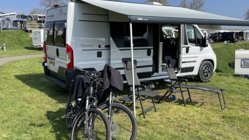 Roadhouse camperverhuur naam Surfer House – New Adria Mobil 2023 bus camper