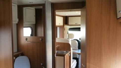 B-type – Luxury motorhome, semi-integrated with length beds