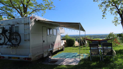 De Roze Olifant – Spacious family camper - 7p Ford alcove from 1998 