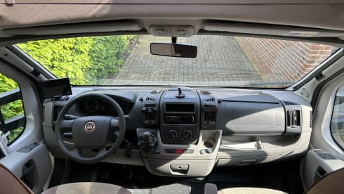 4p Adria Matrix M680SP semi-integrated from 2010