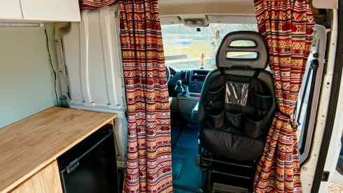 Accogliente camper per autobus fai-da-te (surf).