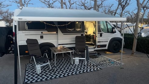 Super luxe Adria 640 SLB Plus Bus camper met lengte bedden