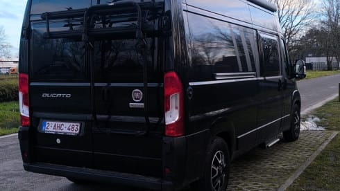 Zwarte camperbus – 2p Carado bus uit 2025