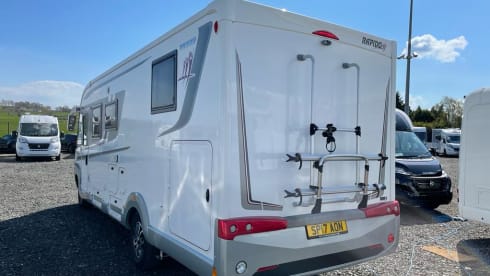 Rapido – Luxus-Wohnmobil: Kingsize-Inselbett, separate Dusche, große Garage