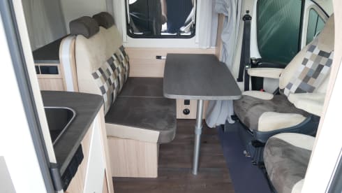 Sunlight T58, Compact 6-meter Semi-Integrated with French bed!