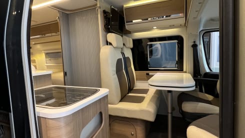 Very luxurious camper, 5.99 m, automatic, 2 length beds