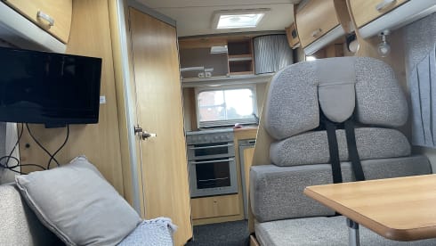 Journey cruiser – 5 berth ace adventurer from 2009 (7.5t - C1 license required)