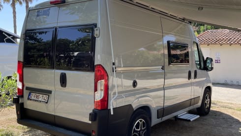 Camping-car 2 personnes (2024) McLouis Menfys Discovery Van 1